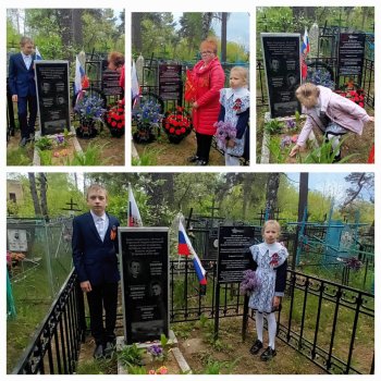 Возложение цветов к могиле лётчиков